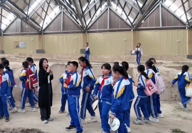 固原市彭阳县小学生探秘姚河塬遗址