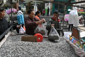 这种瓜子有毒还致癌，吃到了立马吐出来！