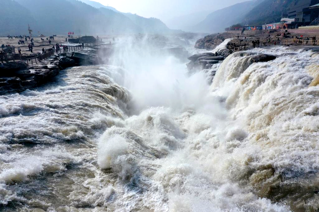 惊蛰时节 黄河壶口瀑布水量增大引游客
