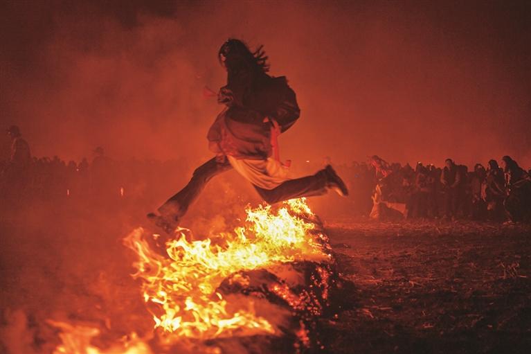 春天里的“这把火”燎热乡村夜