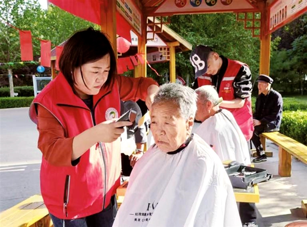 银古路街道各社区花式迎“双节”