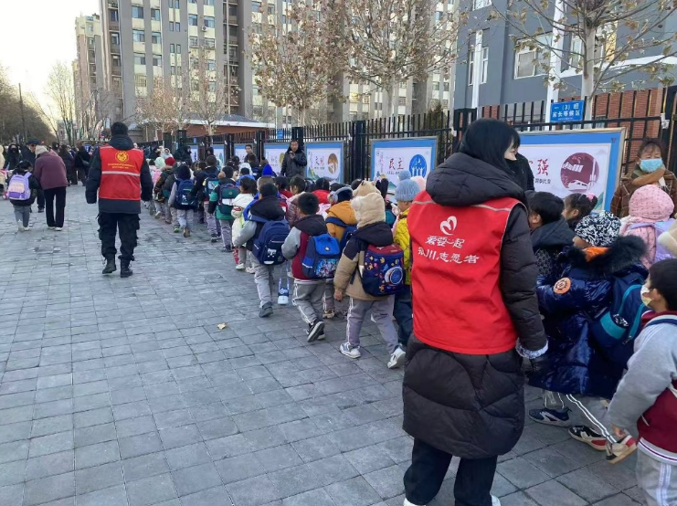 志愿者护学三年 爱心守护平安路