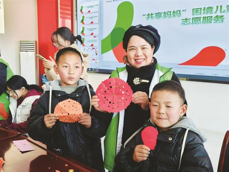 “周妈妈”用爱为他们点亮心灯