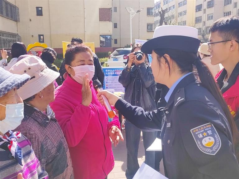 吴忠交警志愿集市开讲安全课