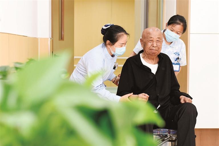 长护险助力破解家庭失能难题