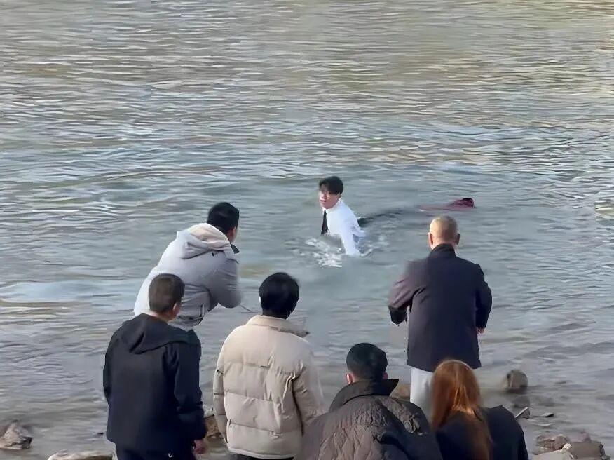 兰州大学博士生跳入冰冷黄河勇救落水者