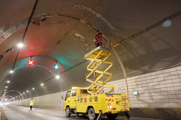 六盘山双隧守岁寒 宁夏交通铁军保畅通