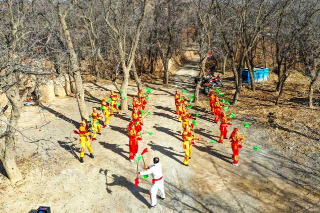 黄洋古村落 钱鞭“闹新春”.jpg 黄洋古村落 钱鞭“闹新春”.jpg