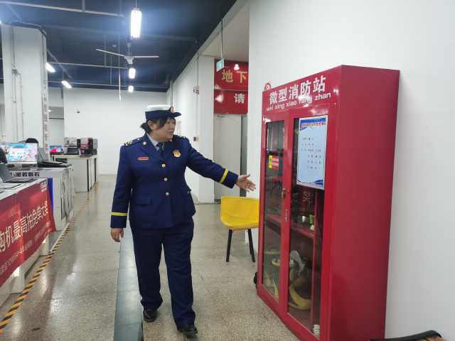 消防人员介绍改造后的鼓楼电脑电讯市场消防设施。1.jpg