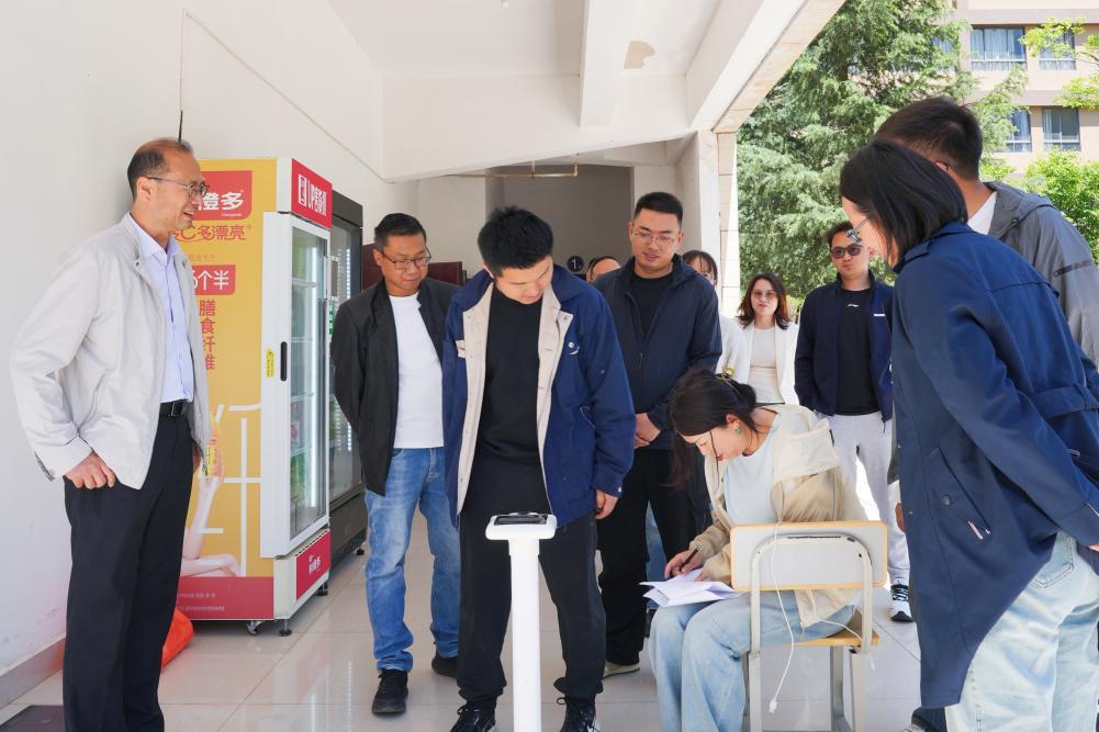 这所高校老师集体上秤，还跟学生学摔跤