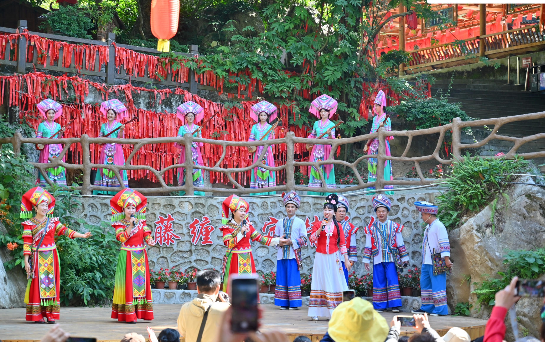 东盟媒体人在“刘三姐故乡”广西河池...