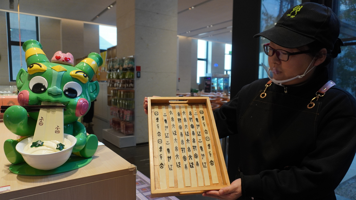 “甲骨文面条”走红 游客吃面“沾福气”