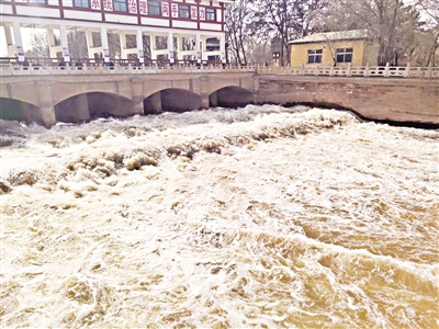 3月22日15时，青铜峡灌区唐正闸开闸放水。                                                     （图片由受访单位提供）